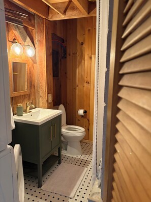 Haartrockner, Handtücher, Seife, Toilettenpapier