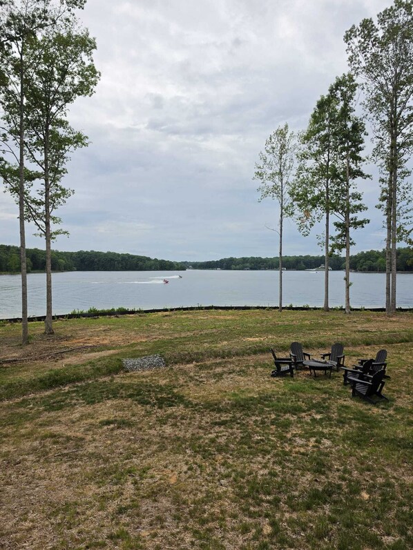 Property grounds - Luxury 550' Waterfront Private Beach Lake Anna (Bumpass)