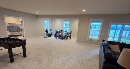 Luxury 550' Waterfront Private Beach Lake Anna