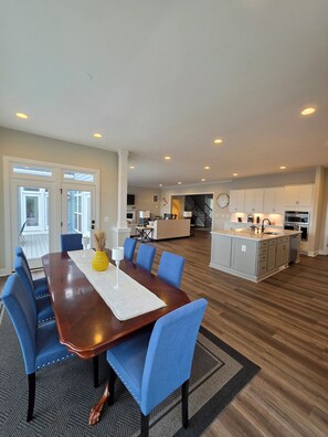 Dining - Luxury 550' Waterfront Private Beach Lake Anna (Bumpass)