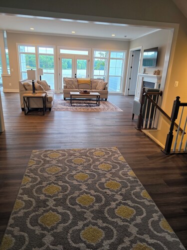 Luxury 550' Waterfront Private Beach Lake Anna