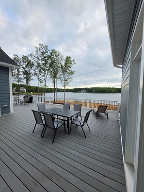 Outdoor dining - Luxury 550' Waterfront Private Beach Lake Anna (Bumpass)