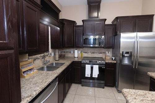 Vaquero Retreat - Fire Pit, UTRGV, Bert Ogden Arena, Sleeps 6