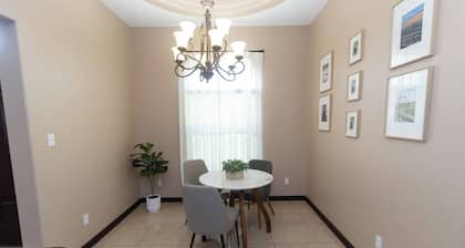 Vaquero Retreat - Fire Pit, UTRGV, Bert Ogden Arena, Sleeps 6