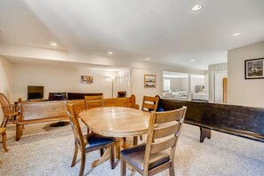 Dining - 8 Beds, Private Entrance - Great for Students, Work Crews! (Golden)