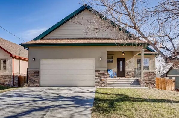 Exterior - 8 Beds, Private Entrance - Great for Students, Work Crews! (Golden)