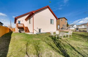 Outdoor dining - 8 Beds, Private Entrance - Great for Students, Work Crews! (Golden)