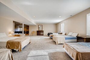 Room - 8 Beds, Private Entrance - Great for Students, Work Crews! (Golden)