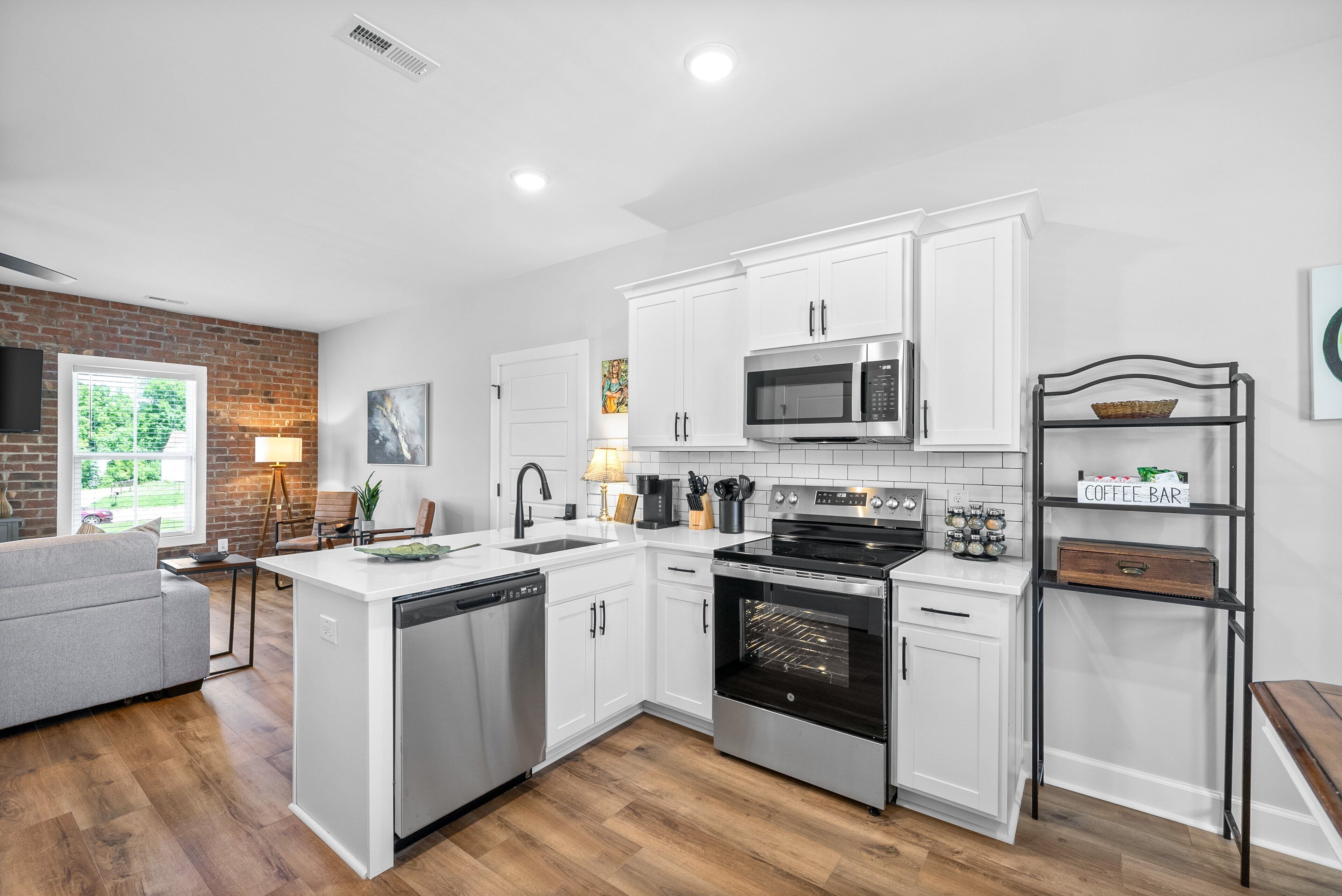 Coffee/tea maker, fridge, microwave, oven