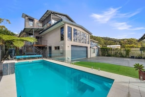 A modern two-story house with a swimming pool, a covered patio, and a well-maintained lawn. - Waterfront Games House | Pool & Bay Views (Koolewong)