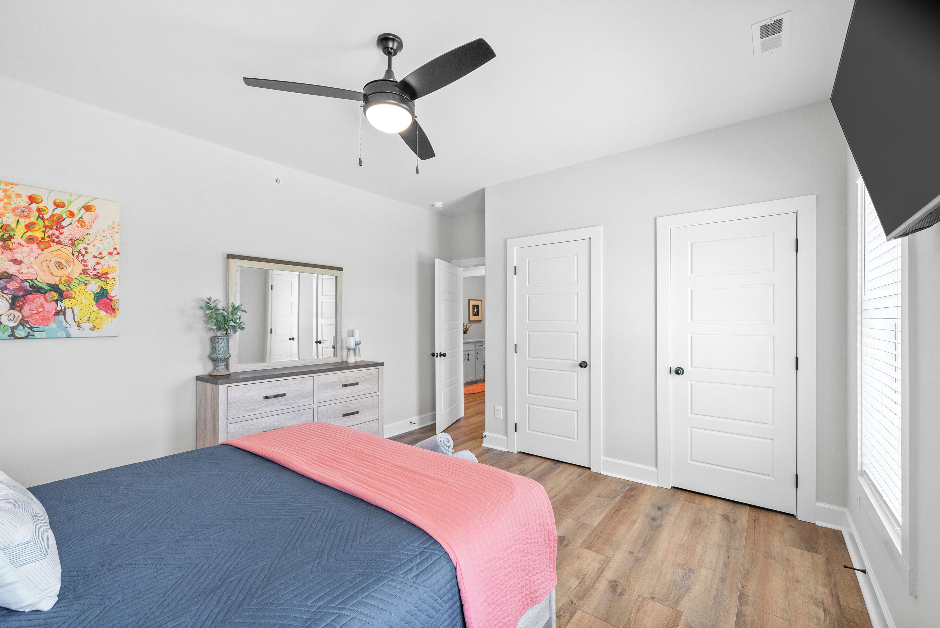 2 bedrooms, desk, iron/ironing board, WiFi (free)