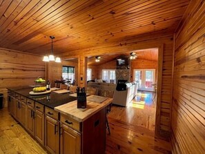 Ein Holzblockbau-Innenraum mit Küche, Essbereich und Wohnbereich.
