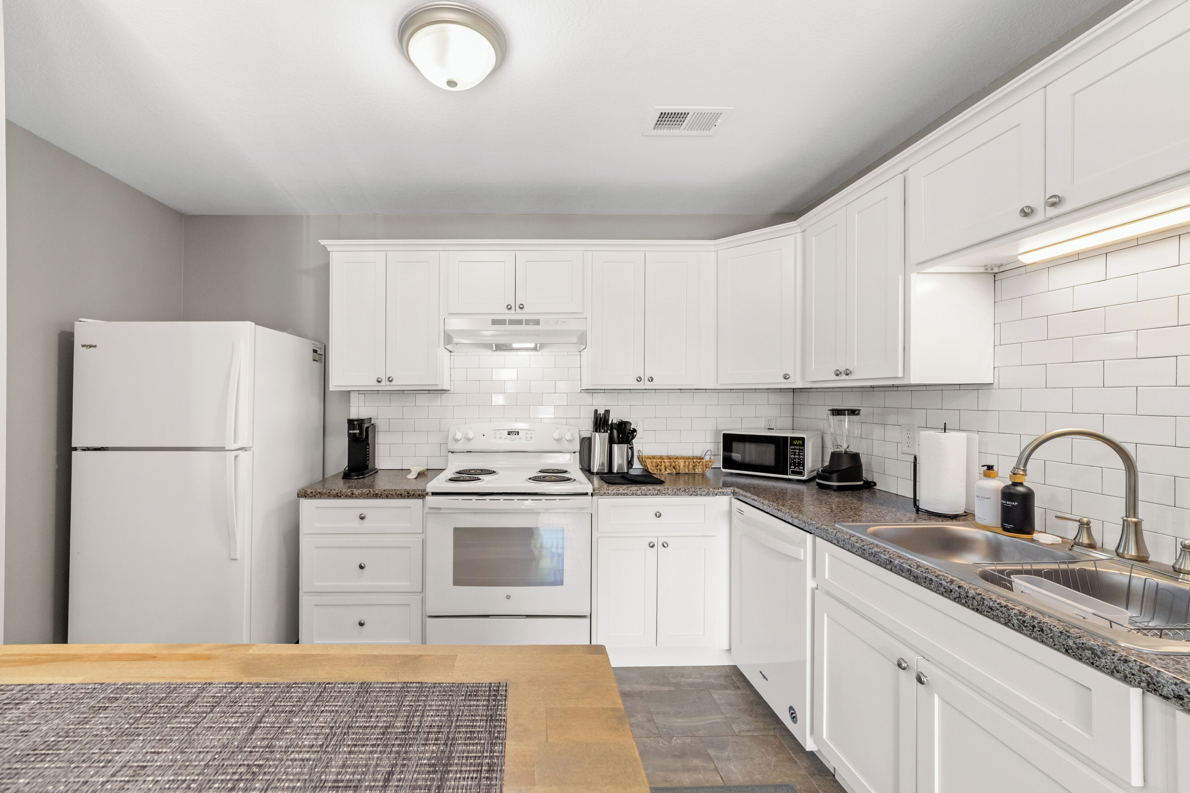 Coffee/tea maker, fridge, microwave, oven