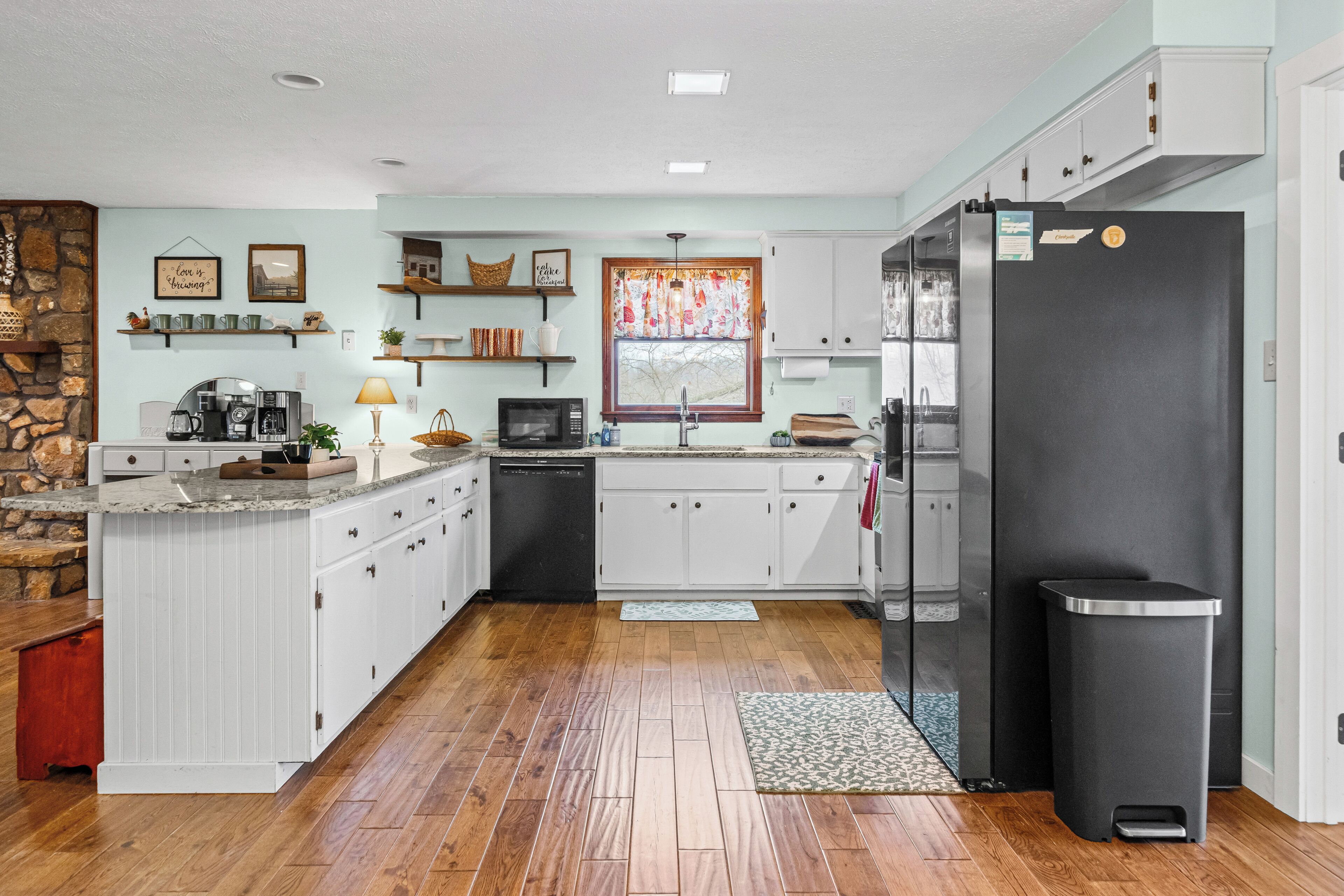 Coffee/tea maker, fridge, microwave, oven