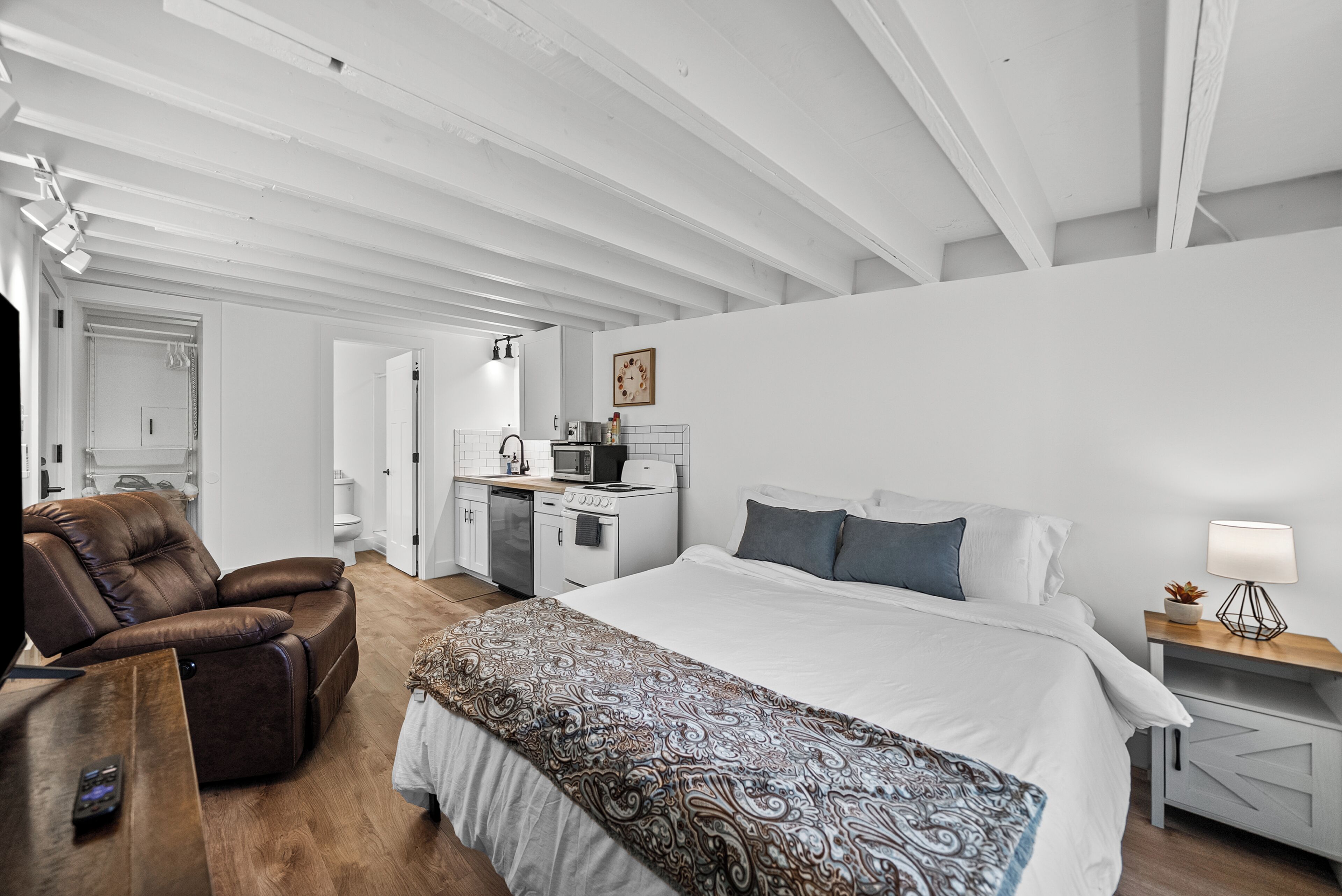 Iron/ironing board, WiFi (free), bed sheets