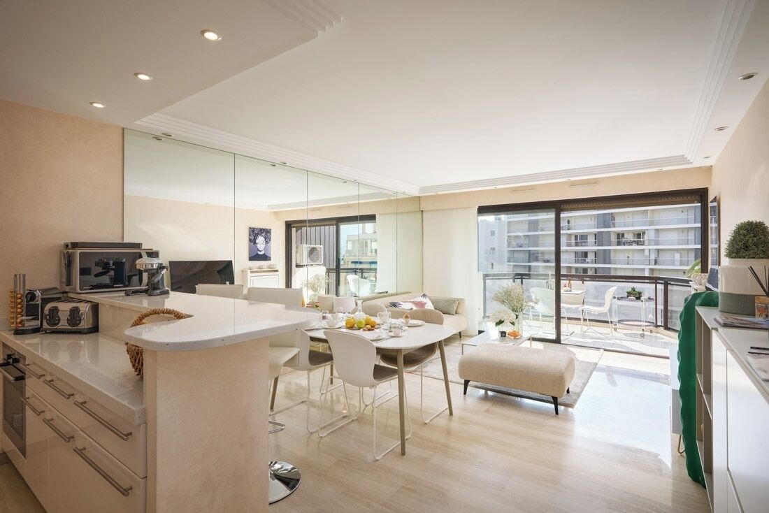 Eine moderne Küche mit Essbereich, einer kleinen Küchenzeile und einem Balkon mit Blick.