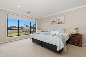 4 bedrooms, iron/ironing board, WiFi, bed sheets - Robinson Retreat - Sleeps 8, Pet Friendly (Orange)