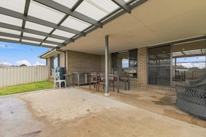 Outdoor dining - Robinson Retreat - Sleeps 8, Pet Friendly (Orange)