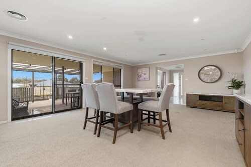 Robinson Retreat - Sleeps 8, Pet Friendly