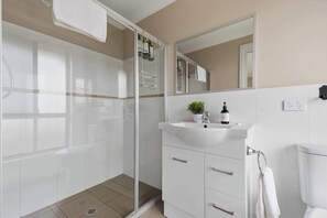 Shower, hair dryer, towels, shampoo - Robinson Retreat - Sleeps 8, Pet Friendly (Orange)