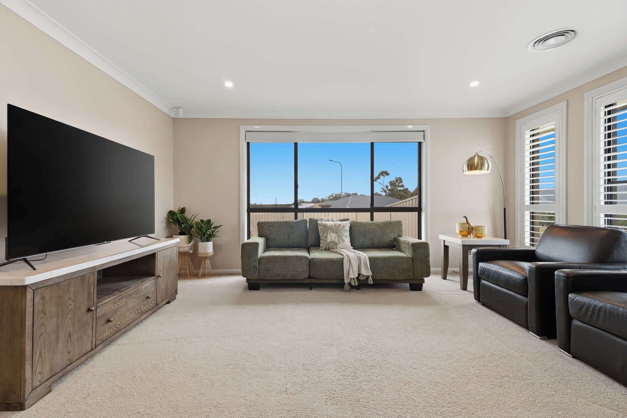 Robinson Retreat - Sleeps 8, Pet Friendly - Orange