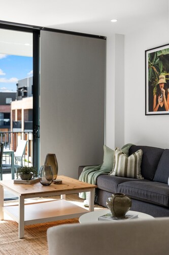 OTTO: Sleek and Stylish City Convenience
