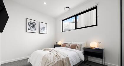 OTTO: Sleek and Stylish City Convenience