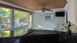 Dining - Charming 1-bedroom Guesthouse in Amazing Ozona Free Parking, Walk to Restaurants (Palm Harbor)