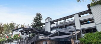 Snow Flower 152 | Ski-In/Ski-Out | Loft | Mountain Views | Pool & Hot Tub