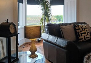 TV - Apartment Sleeps 2 with Sea Views (Prestwick)