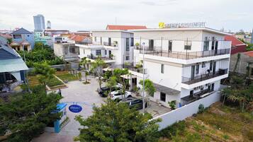 Un edificio de apartamentos de varios pisos con un letrero que dice 'PICHAPARTMENT'.