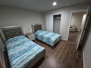 4 bedrooms, iron/ironing board, WiFi, bed sheets - Mae's Fairway Retreat, 4BR, Sleeps 10 Near Spokane, EWU, Fairchild & GEG Airport (Cheney)