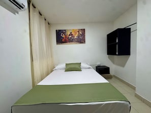 Doppel- oder Zweibettzimmer, 1 Doppelbett, eigenes Bad