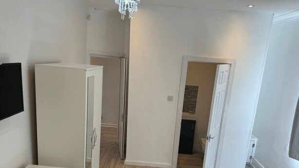 House - Spacious 4BR 4bath With Free Parking in Manchester (Manchester)