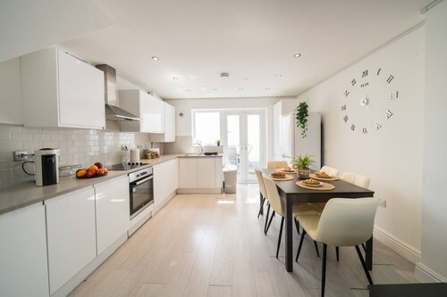 Premium 3 Bed Cardiff City Sleeps 9 With Free Parking