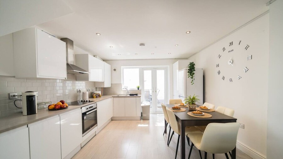 Premium 3 Bed Cardiff City Sleeps 9 With Free Parking