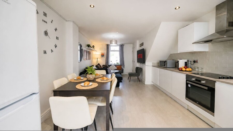 Premium 3-bed Cardiff City Sleeps 9 Free Parking