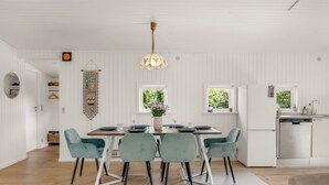 Cuina moderna amb armaris blancs, rentaplats integrat i finestra que aporta llum natural.