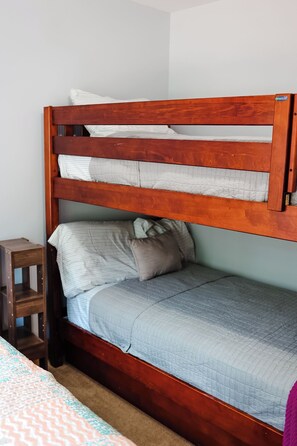 Iron/ironing board, WiFi, bed sheets - 3 bedroom, 2 bath house with endless activities (Bridgton)