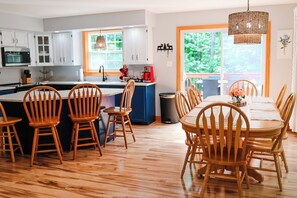 Dining - 3 bedroom, 2 bath house with endless activities (Bridgton)