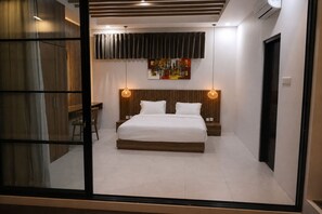 Um quarto moderno com uma cama grande, cabeceira de madeira, luminárias de mesa e uma luz no teto.