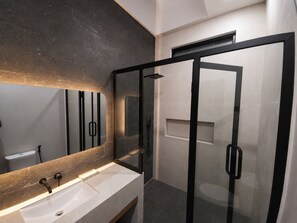 Dusche, Haartrockner, Bidet, Handtücher