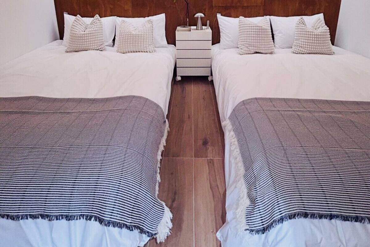 Phòng Suite dành cho gia đình, nhiều giường, không hút thuốc, phòng tắm riêng | Bàn, khu vực làm việc phù hợp cho laptop 