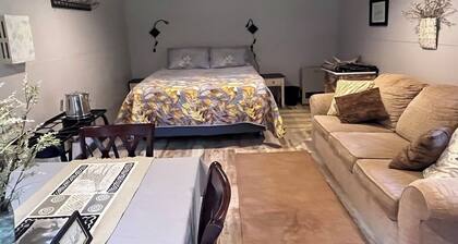 Rustic riverside 1-bedroom cottage in charming Basin; perfect for relaxing