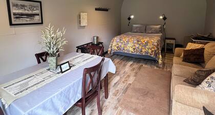 Rustic riverside 1-bedroom cottage in charming Basin; perfect for relaxing