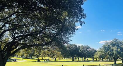 4BR Home with Expansive Deck & Sweeping Golf Course Views! Near TX A&M
