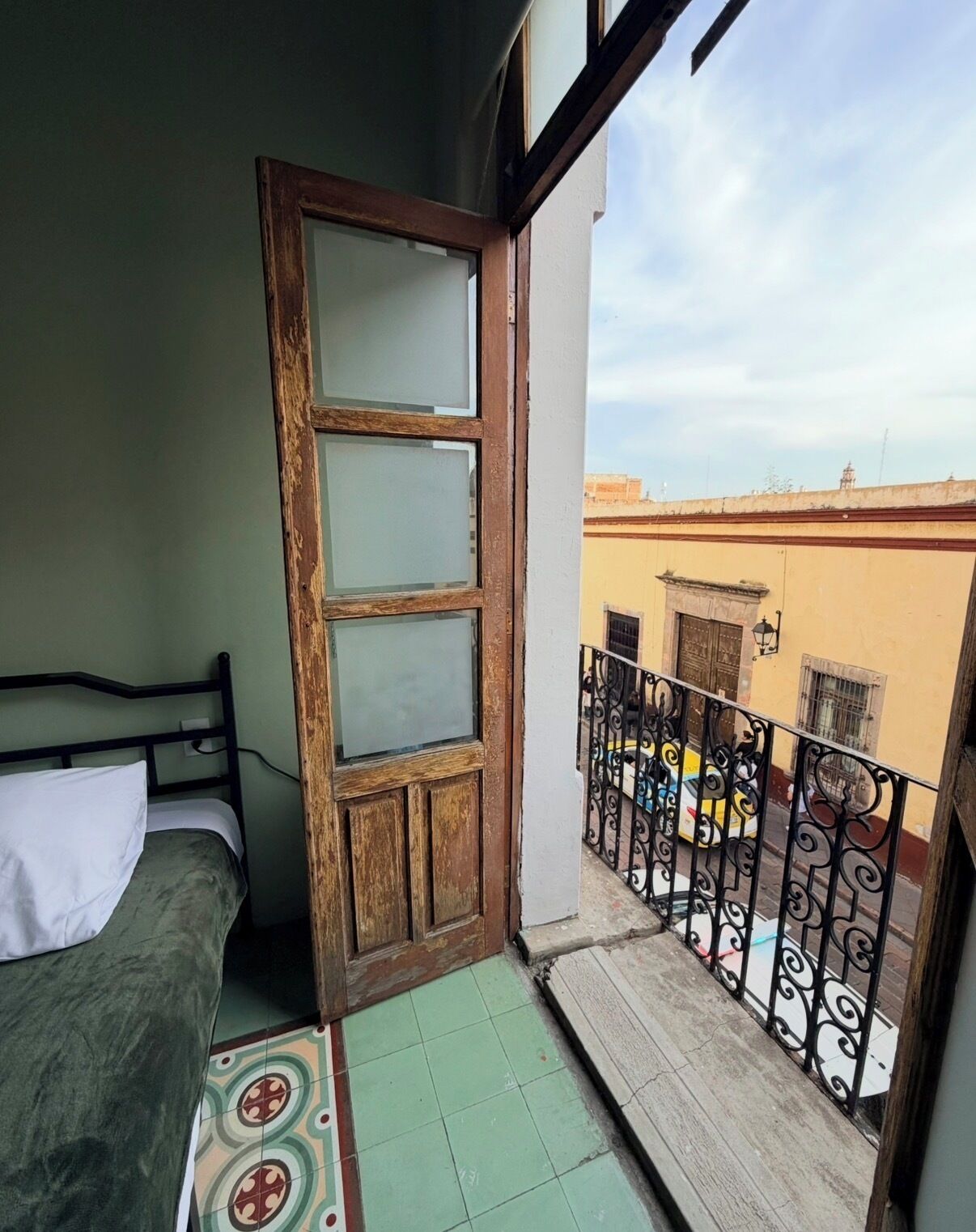 Habitación doble familiar, vista a la ciudad | Escritorio y wifi gratis 