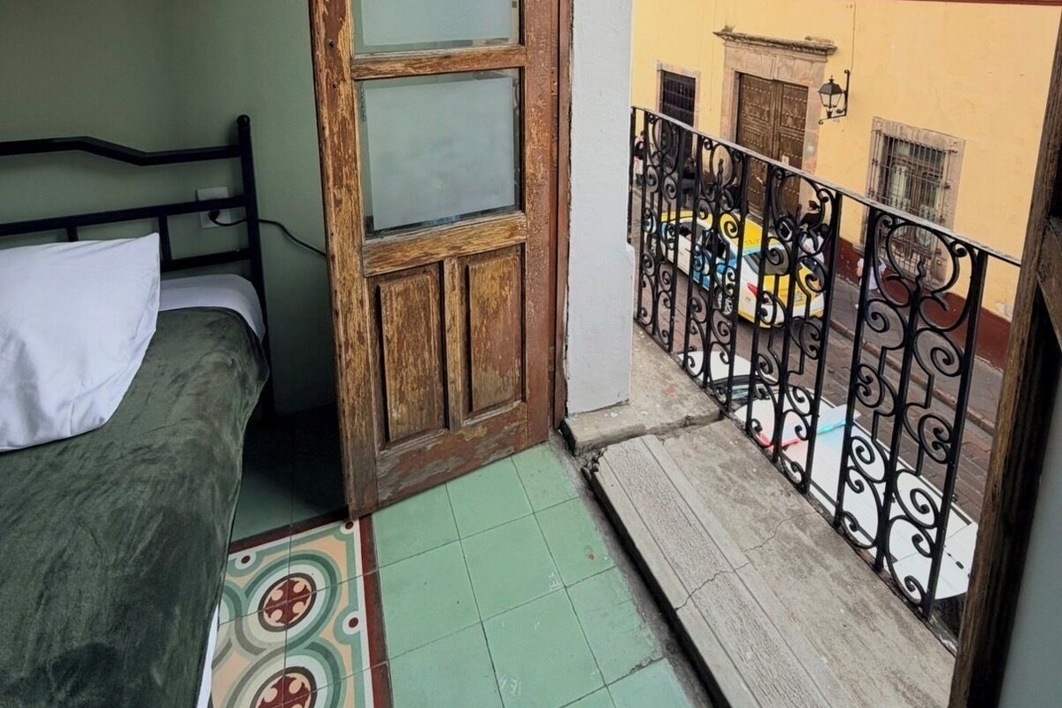 Habitación familiar doble, vistas a la ciudad | Wifi gratis