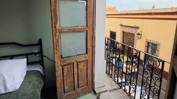Habitación doble familiar, vista a la ciudad | Escritorio y wifi gratis