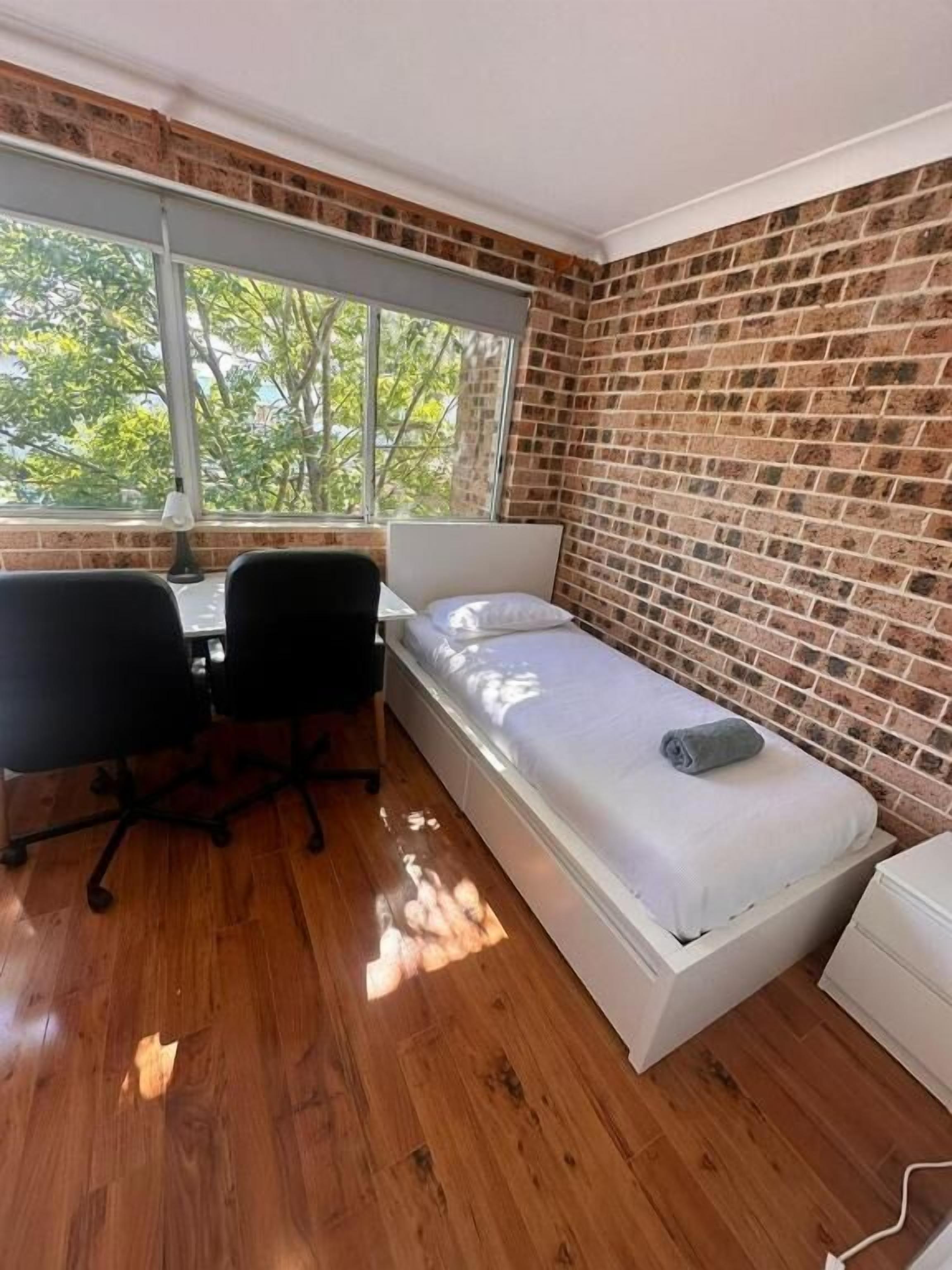 Casa básica, para no fumadores | Tabla de planchar con plancha y wifi gratis 